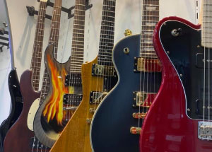 photo SPACECASH achat et vente d'occasion produit musique, guitare, basse, synthétiseur, pianos numériques, home studio, amplis, transistor, pédales d'effets